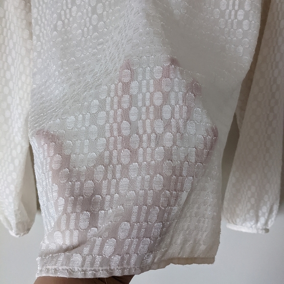 Guess Cream V-neck Chiffon Blouse Size Medium - Picture 6 of 13